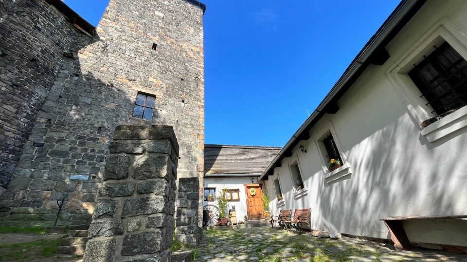 Rotunda s věží  patří náboženské obci církve československé husitské. V domku vedle věže je městské muzeum s expozicí týnecké kameniny a archeologie