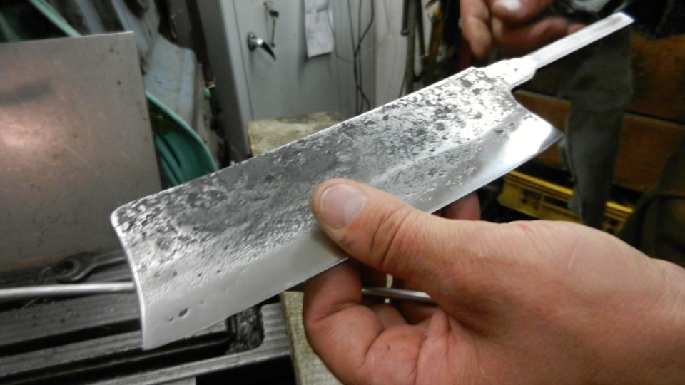 V dílně nožíře Martina Pospíchala v Hanušovicích - ukázka vyráběného univerzálního nože