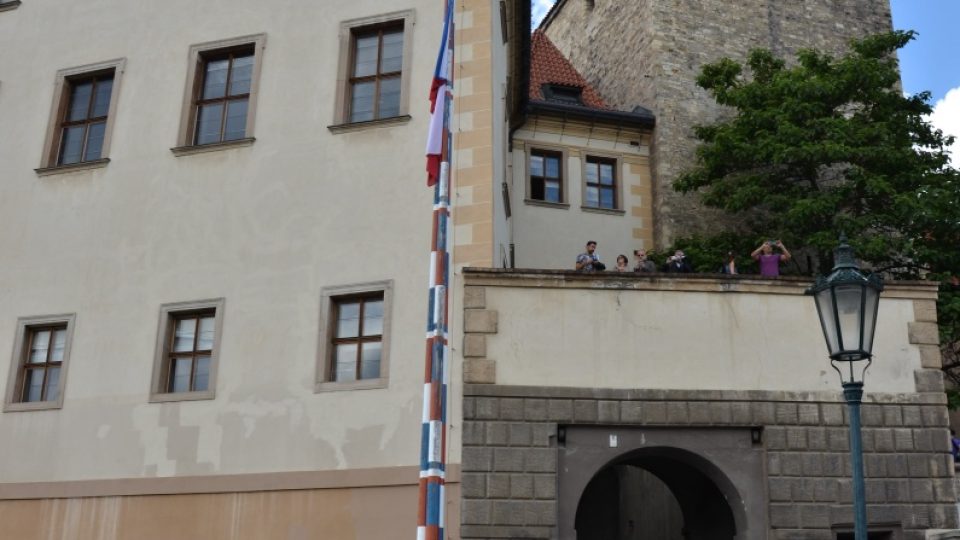 K vyhlídce můžete přijít i od Východní brány Hradu, v popředí stojí Plečnikův stožár
