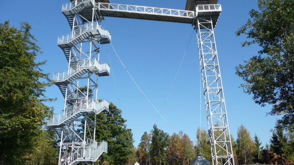 Základ rozhledny tvoří dvě staré telekomunikační věže