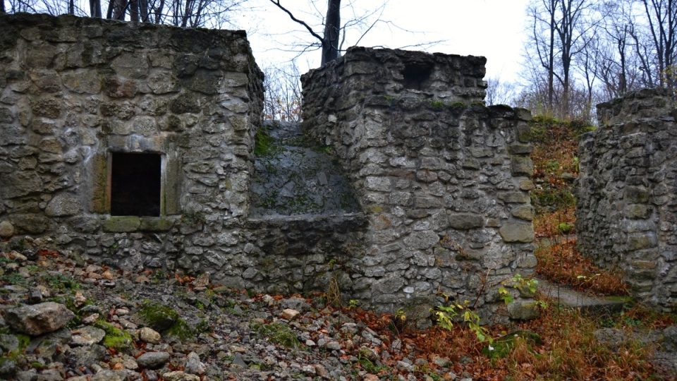 Zbytky hradeb hradu Šostýn