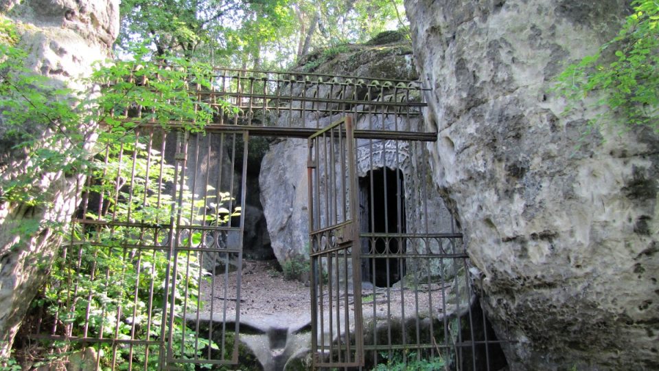 Areál jeskyně Klácelka a v pozadí vchod do jeskyně