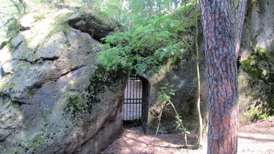 Jeden ze tří vchodů do areálu jeskyně Klácelka