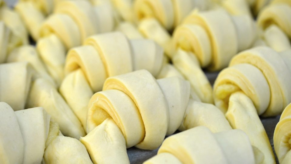 Croissanty se nakladou na plech, po vykynutí se upečou v peci dozlatova