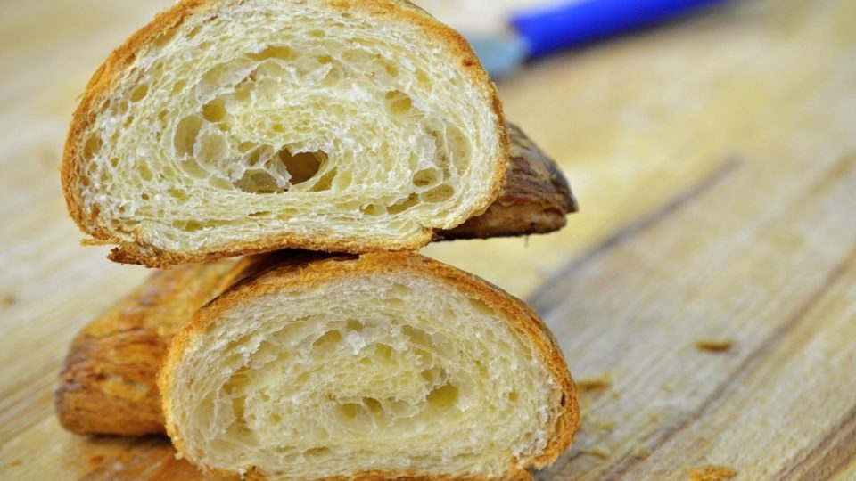 Na řezu je vidět pevná vnitřní struktura croissantu