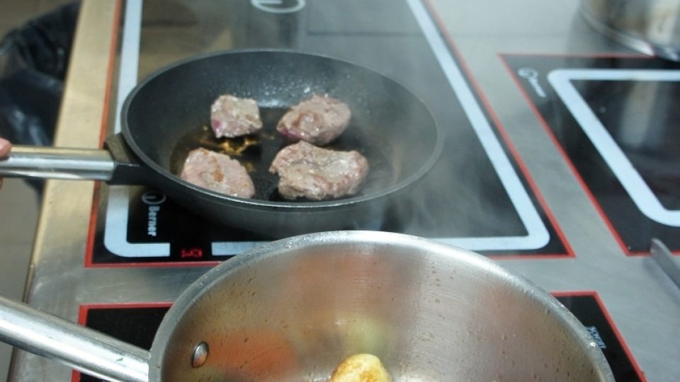 Líčka orestujeme, zeleninu povaříme