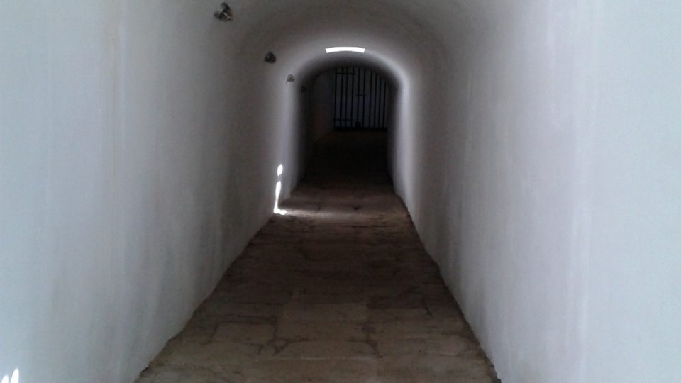 Dlouhý tunel, kterým museli koně projít do stájí