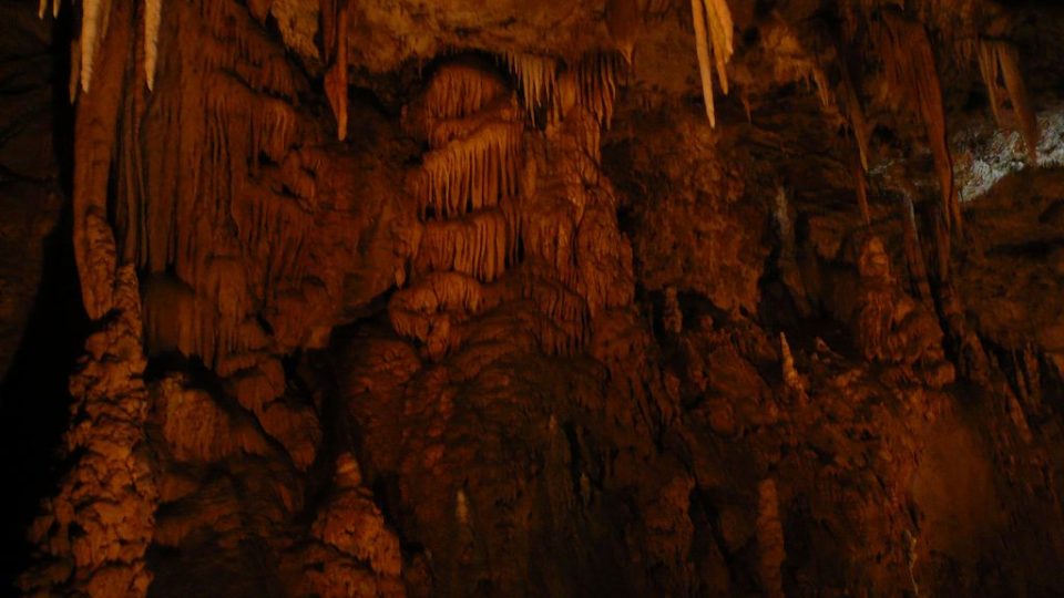 Krápníkové útvary - stalaktity, stalagmity, stalagnáty, záclony, sintrové kaskády - na stěně Předního dómu Punkevních jeskyní