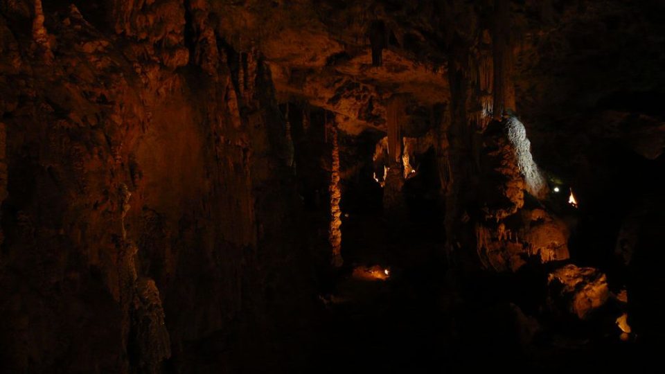 Přední dóm Punkevních jeskyní s dominujícím stalagnátem Salmův sloup