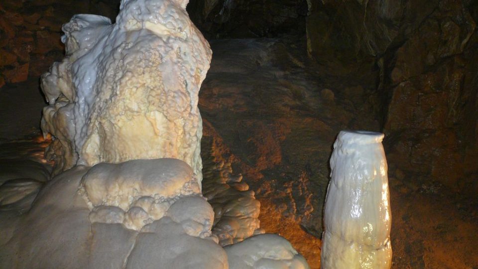 Stalagmity Trpaslík a Váza v Zadním dómu. Rovná plocha na vrcholu stalagmitu dokládá, že voda sem skapává z extrémní výšky, rozstřikuje se a nestéká po stalagmitu.