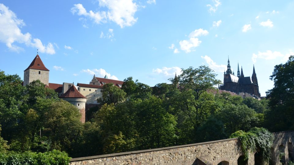 Severní obranná hradba Hradu je zesílena třemi věžemi. Prašnou, uprostřed Bílou a na východním konci Daliborkou