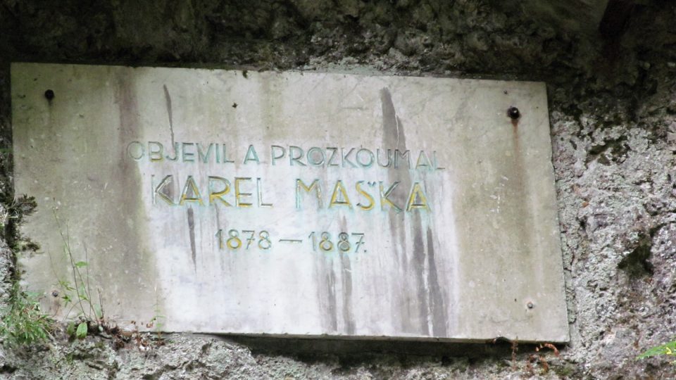 Pamětní deska na počest objevitele jeskyně Karla Maška