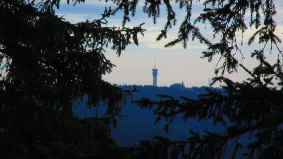 Výhled ze Špičáku na nejvyšší horu Krušných Hor Klínovec