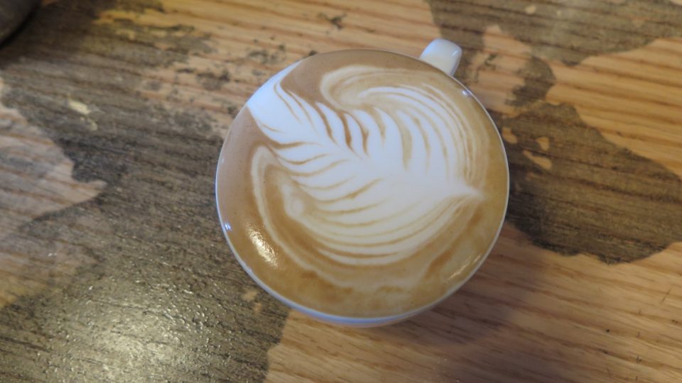 Latte art na pěně cappuccina
