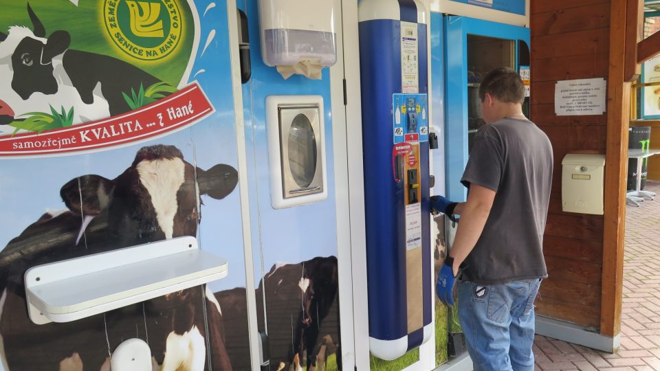 V prodejních automatech už běžně nakupujeme cigarety, sladkosti, nápoje a od roku 2009 i mléko