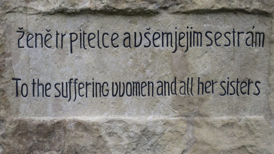 Na pomníku je nápis: Ženě trpitelce a všem jejím sestrám