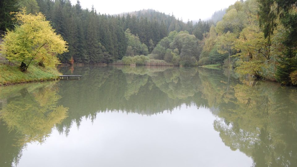 Karlovské jezero leží zhruba čtyři kilometry od historického centra Velkých Karlovic v okrese Vsetín
