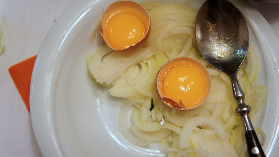 Podáváme s vajíčkem, které můžeme buďto celé (žloutek i bílek) zašlehat do polévky, nebo přidáme do polévky pouze osolený žloutek na dno polévkové misky