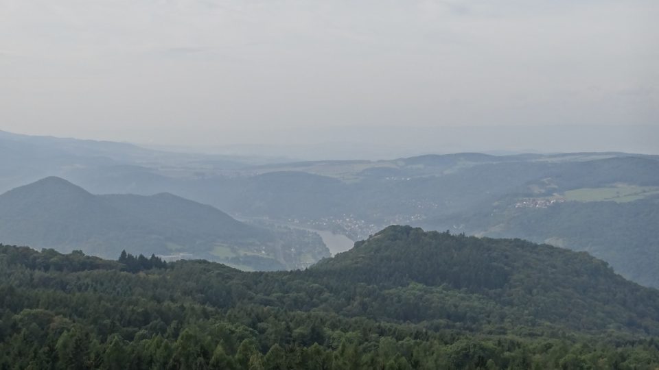 Kdo se rozhodne na rozhlednu na Varhošti vystoupat, musí počítat s tím, že se nahoře trochu pohoupá