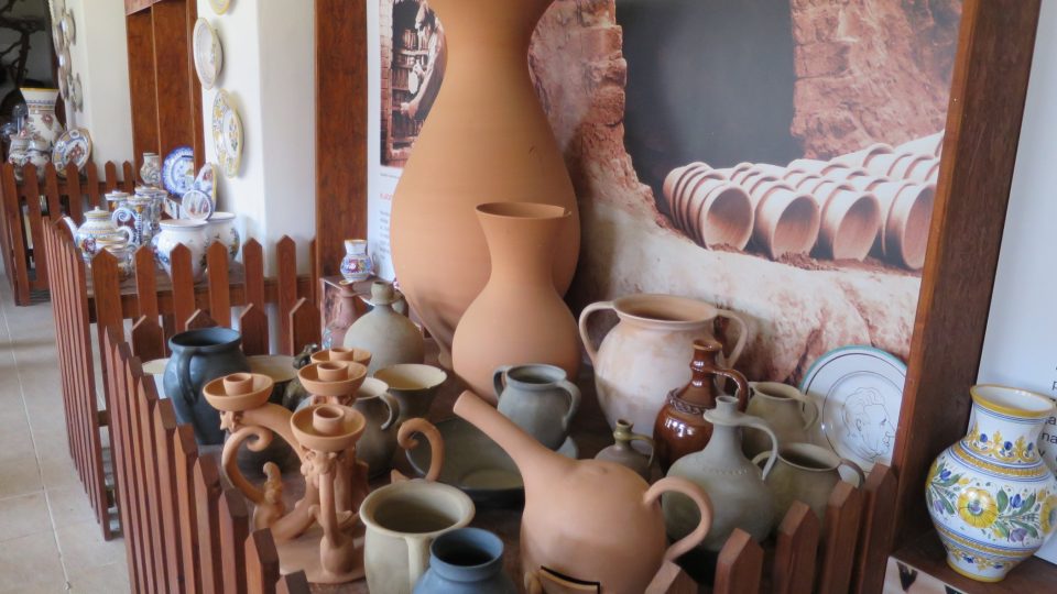 V Muzeu Tupeské keramiky je k vidění originální vzor Bolerázské růže, ale také Habánská keramika