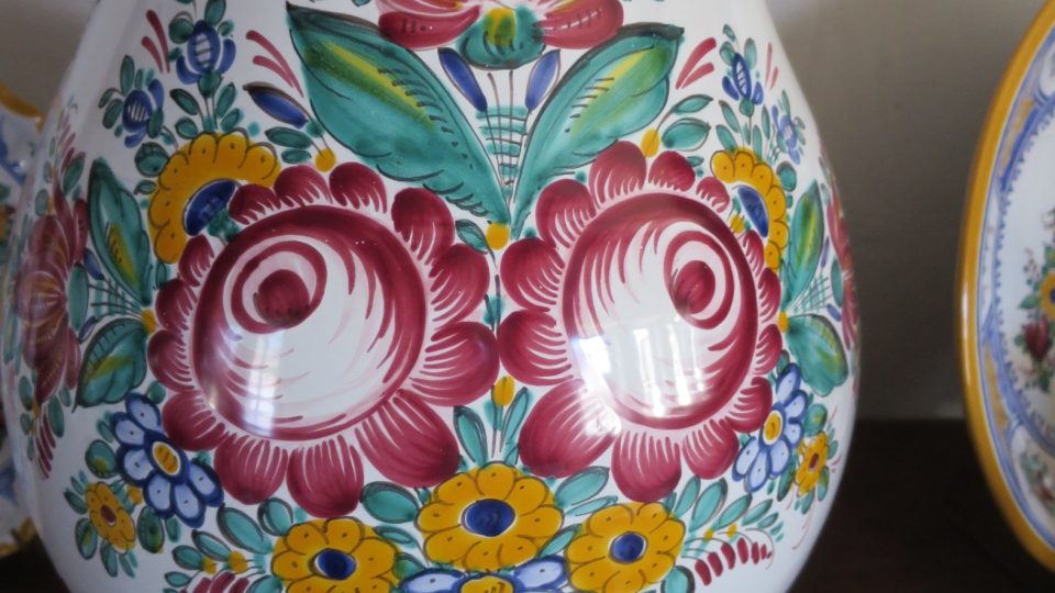 Typickým vzorem Tupeské keramiky je Bolerázská růže původem ze Slovenska