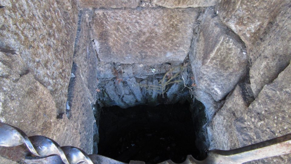 Pod novější věží je mnohem starší studna