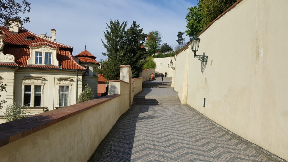 Na Klárově, v ulici Pod Bruskou, začínají Staré zámecké schody