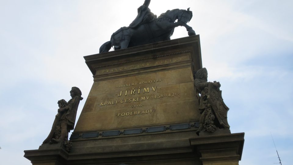 Pomník na náměstí v Poděbradech