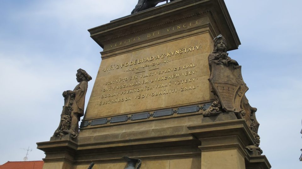 Pomník na náměstí v Poděbradech