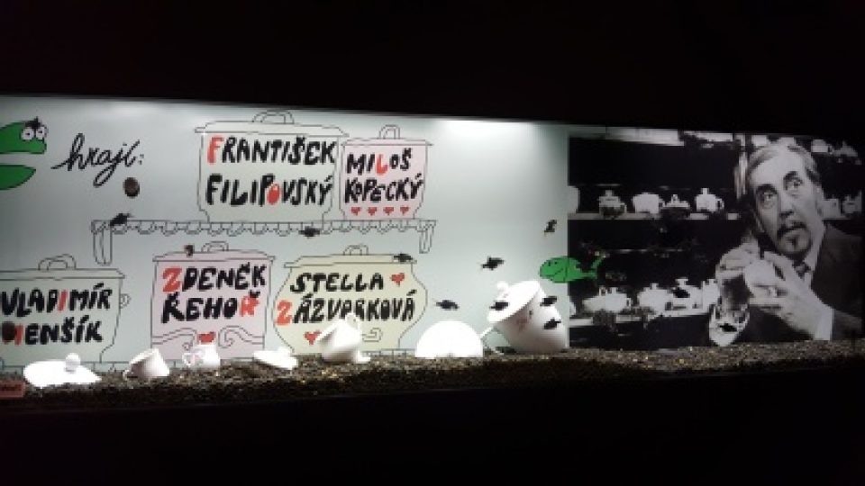 Akvárium s živými rybičkami jako připomínka filmu Konec vodníků v Čechách