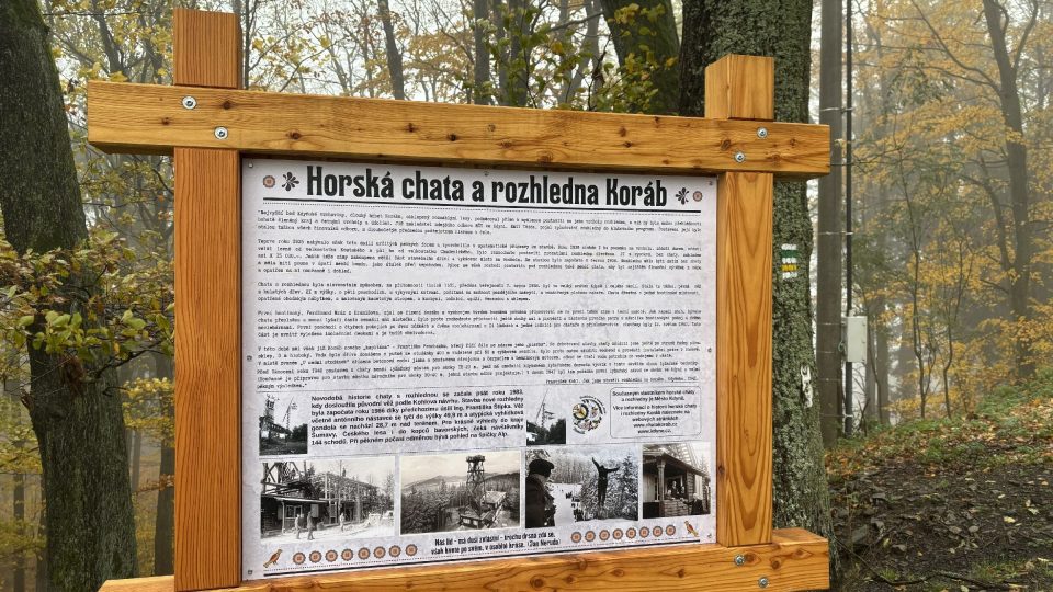 Před současnou rozhlednou stávala na vrchu Koráb dřevěná vyhlídková věž