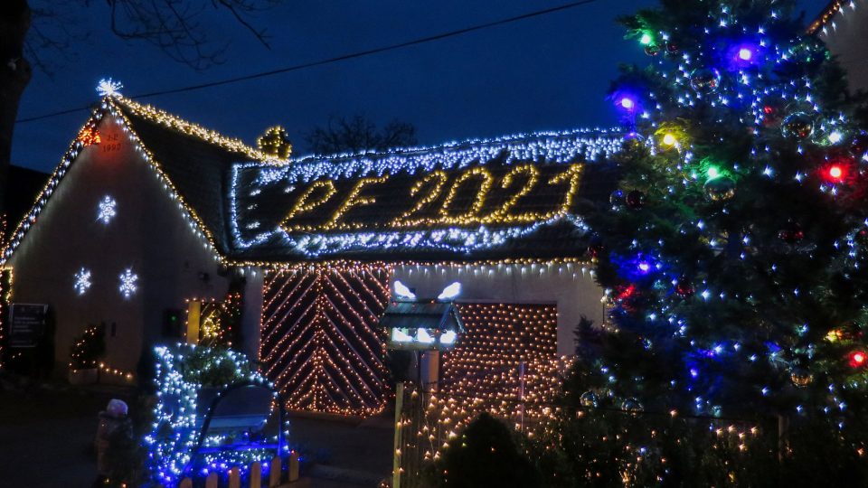 Vánočně vyzdobený dům v Chotovicích