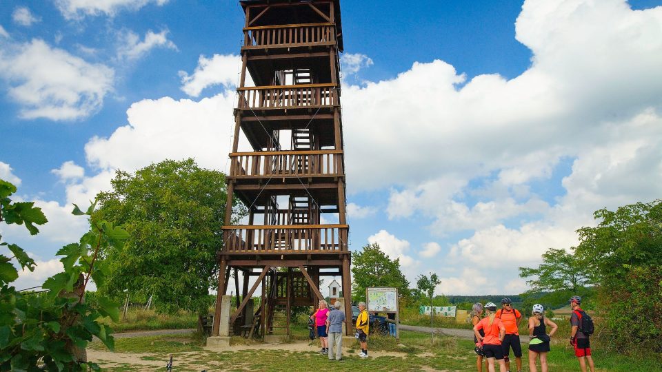 Rozhledna je dostupná pěšky i na kole, otevřená je celoročně a zdarma