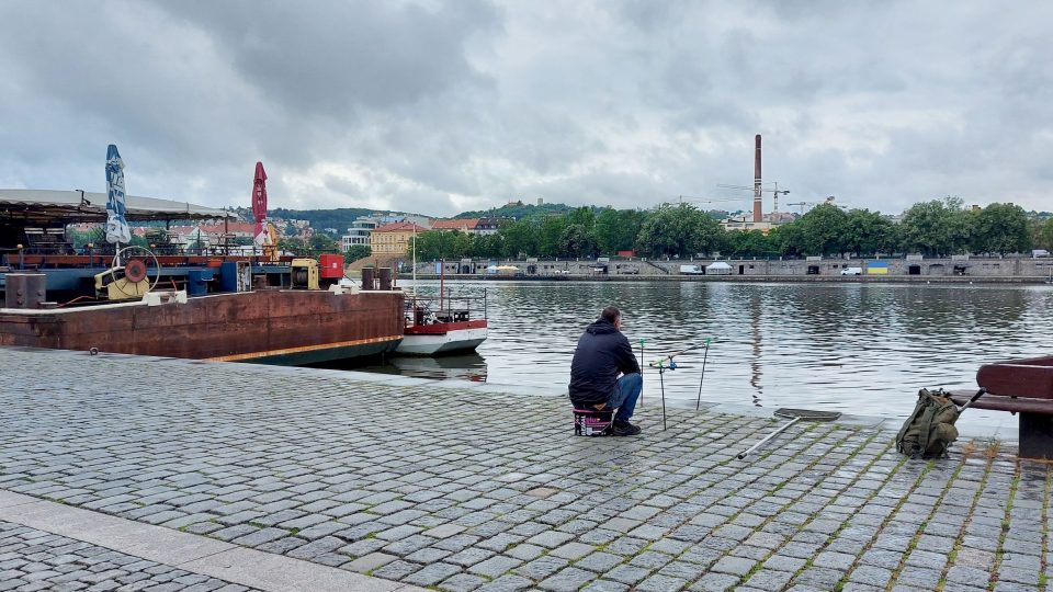 Na náplavce posedávají také rybáři