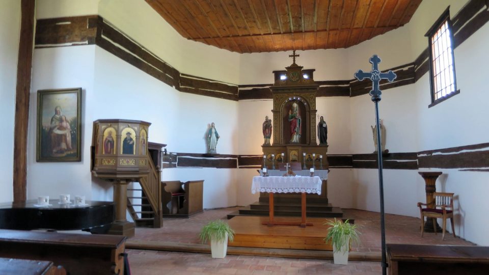 Interiér kostela sv. Mikuláše ve Velinách