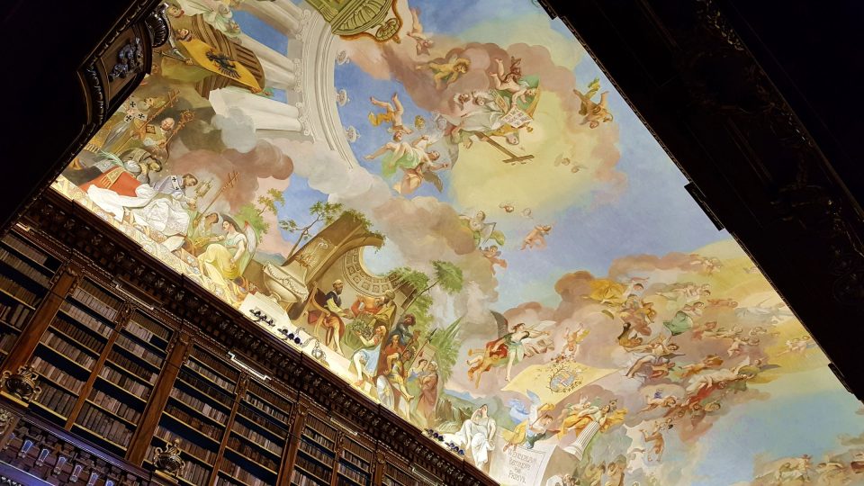 Nástropní malbu ve Filosofickém sále vytvořil vídeňský malíř Anton Maulbertsch během šesti měsíců roku 1794