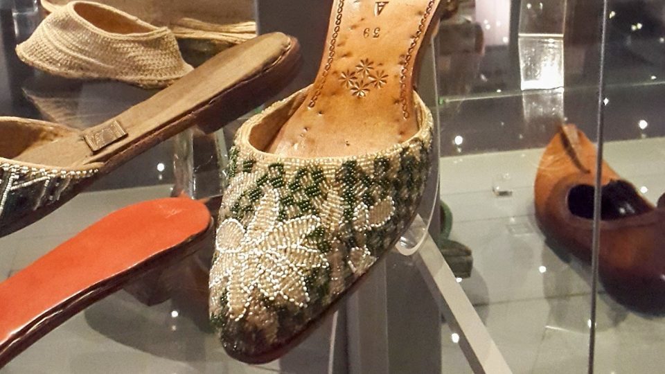Expozice obuvi v Muzeu jihovýchodní Moravy ve Zlíně