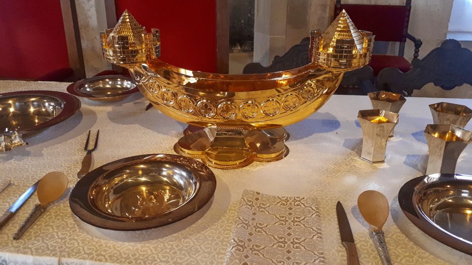 Replika prostřeného stolu během poslední císařovy návštěvy Francie
