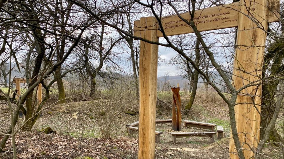 K poutnickému místu je možné přijít ze dvou stran. Obě nabízejí vstupní bránu s myšlenkami Jana Amose Komenského