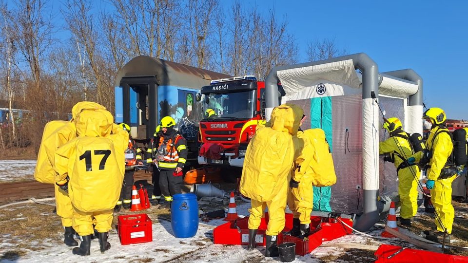 Hasiči Správy železnic cvičili v Plzni zásah u cisterny, ze které unikla kyselina