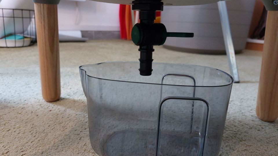 Vypouštění žížalího čaje u většího vermikompostéru