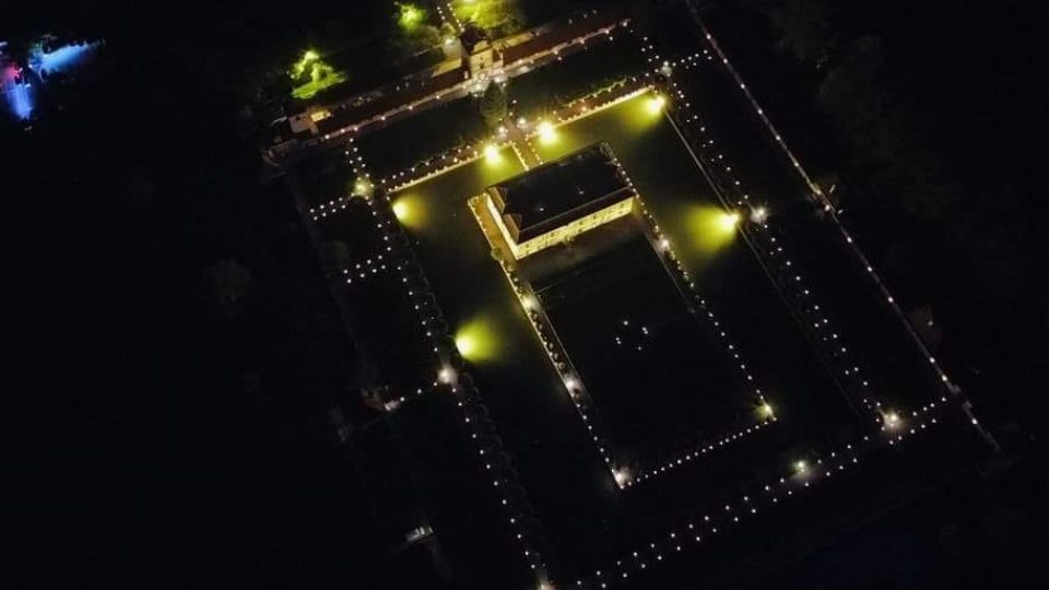 Noční pohled na Kratochvíli z dronu
