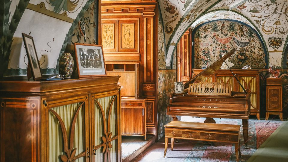 Pracovna majitelů zámku v prvním patře zámku. V roce 1908 si novoměstský zámek jako své rodinné sídlo vybral a koupil Josef Bartoň, majitel textilní továrny v Náchodě, pradědeček dnešního majitele | foto: Jana Volková Pracovna majitelů zámku v prvním patře zámku. V roce 1908 si novoměstský zámek jako své rodinné sídlo vybral a koupil Josef Bartoň, majitel textilní továrny v Náchodě, pradědeček dnešního majitele