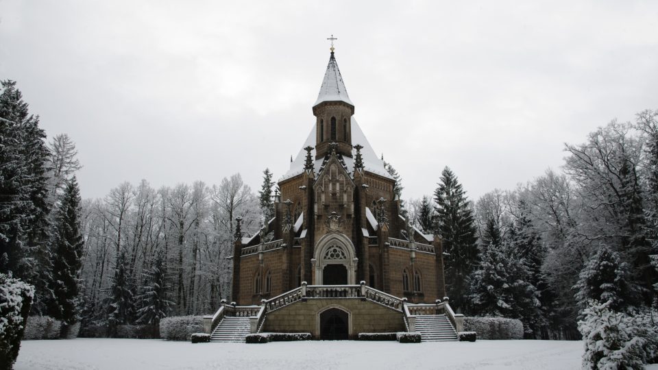 Hrobka Schwarzenbergů v zimě