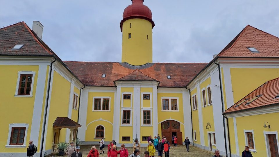 Nádvoří zámku ve Stráži nad Nežárkou, původním hradem bývala budova vpravo, věž stála samostatně, k propojení došlo později