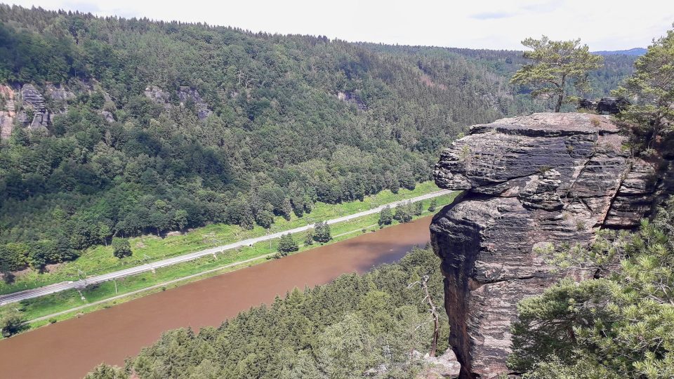 Vyhlídková skalní plošina Belvedér na Děčínsku skýtá pohled na kaňon řeky Labe a okolní pískovce