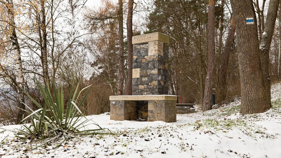 Šestým zastavením je Lenost. Této neřesti lze snadno čelit přímo na místě pokračováním v chůzi po modré turistické trase, která vede do mírného kopce