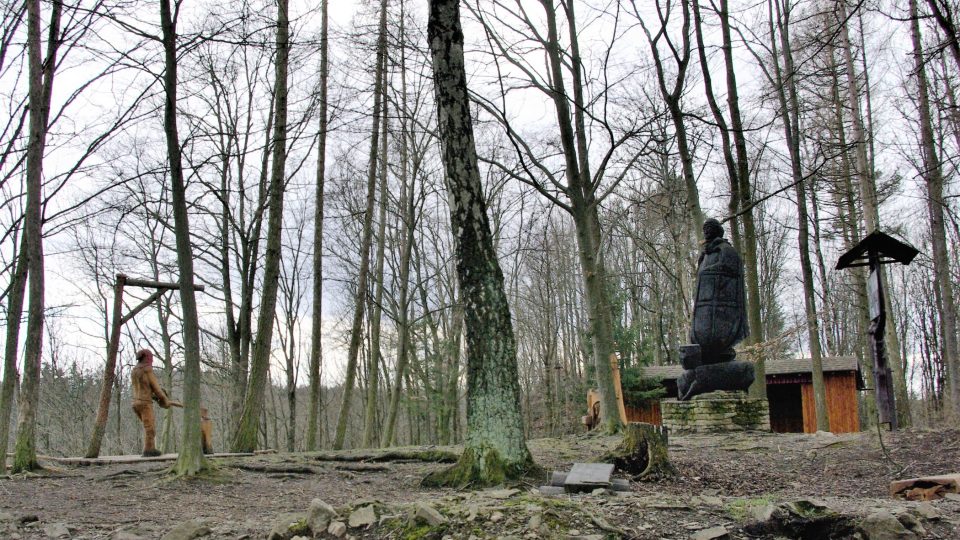 K rozhledně se návštěvník dostane přes romantické i tajemné místo, které připomíná dávnou historii návrší, kde stával strážní hrad   Foto Vlaďka Wildová.JPG