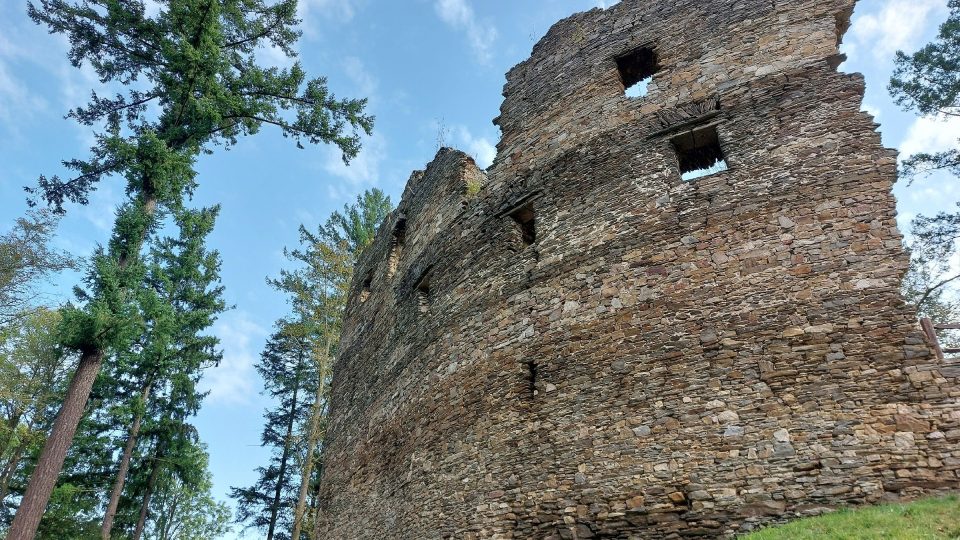 Na stavbu hradu byl použit kámen z blízkého okolí