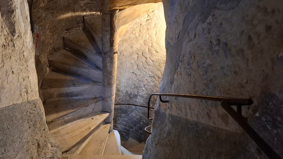 Spodní částí kostelní věže vede úzké točité schodiště | foto: Markéta Vejvodová, Český rozhlas Spodní částí kostelní věže vede úzké točité schodiště